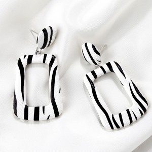 Trendy Korean Style Black & White Printed Drop Earrings For Women Personality Zebra Pendant Earrings Fashion Jewelry